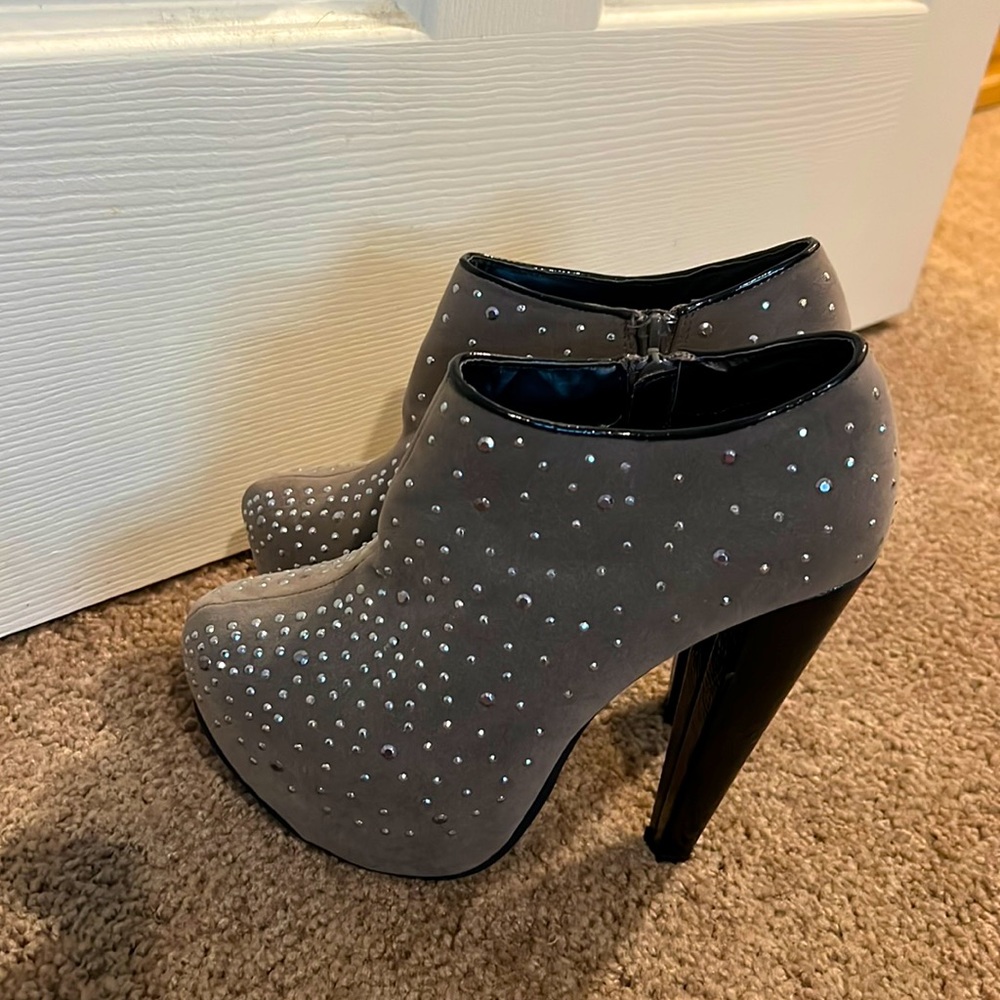 Stylish Heeled Boots Size 7 Worn Once